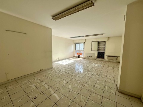 Vente Bureaux / Locaux professionnels, 68 m2 en plein centre ville, à Châteaurenard (13160)