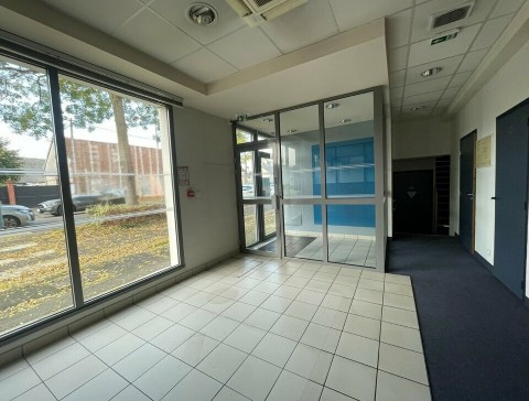 Vente Local commercial actuellement Bureaux / Locaux professionnels, 150 m2 dans une rue passante, à Luisant (28600)
