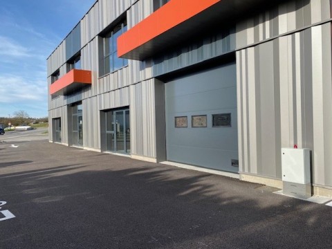 Vente Murs commerciaux, 127 m2 dans une zone artisanale, à Sillingy (74330) en France