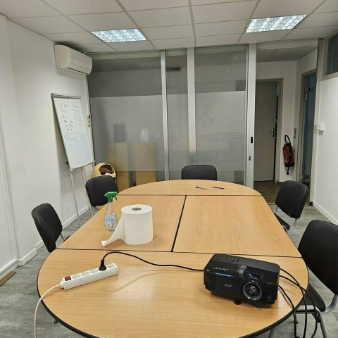 Vente Bureaux / Locaux professionnels, 1120 pi2 à Avignon (84000) en France
