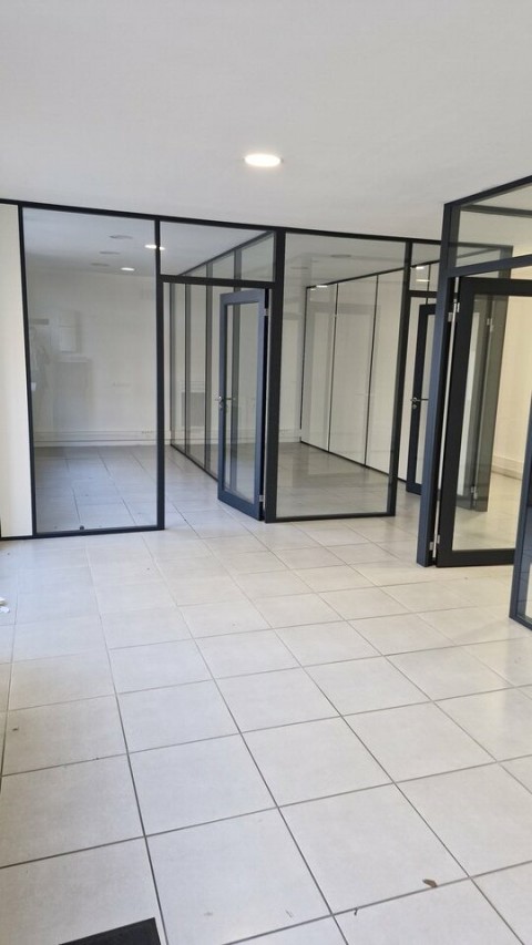 Vente Local commercial de 87 m2 idéal pour des professions libérales, services ou activités tertiaires à proximité des commodités, à Guérande (44350)