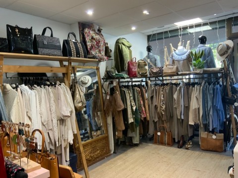 Vente Prêt- à-porter homme-femme-enfant, accessoire de mode, produits de beauté dans un village dynamique, proche de Grasse (06130)