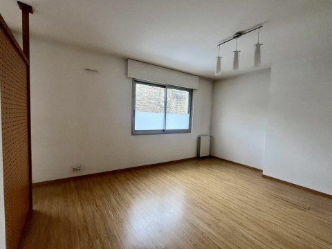 Vente Local professionnel spacieux de 1580 pi2 à Avignon (84000) en France