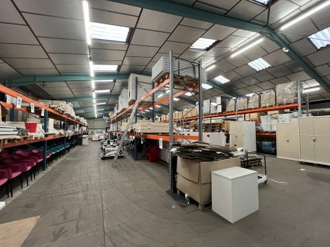 Vente Entrepôt-ateliers de 700 m2 pour stockage, artisanat, petite production dans une zone dynamique, à Saint-Léger-de-Linières (49070)
