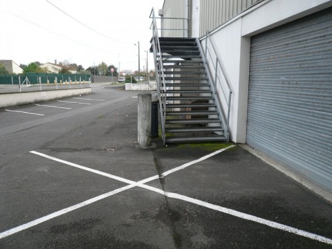 Vente Local bureau de 199 m2 dans une zone commerciale, à Châteaubernard (16100)