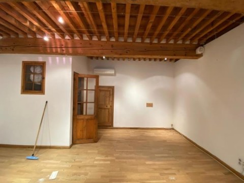 Vente Local commercial de 1400 pi2 à Avignon (84000) en France