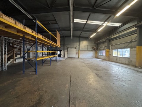 Vente Halle industrielle de 303 m2 au coeur de la zone dynamique de Villeneuve en Suisse