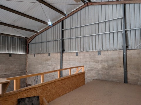 Vente Dépôt - local d'activité de 366 m2 dans une zone commerciale, à Gonfaron (83590)