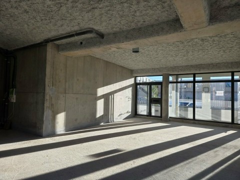 Vente Local commercial de 89 m2 pour plusieurs activités dans le centre ville, à Genas (69740)