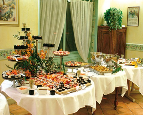 Vente Hôtel restaurant 3* de 19 chambres avec piscine et parking au bord d'un lac, à Moustiers-Sainte-Marie (04360) en France