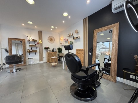 Vente Immeuble, Salon de coiffure, Moto / scooter, 503 m2 en plein centre ville d'Oulmes (85420) en France