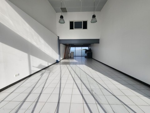 Vente Local commercial de 204 m2 pour différentes activités dans une zone commerciale, à Le Château-d'Oléron (17480) en France