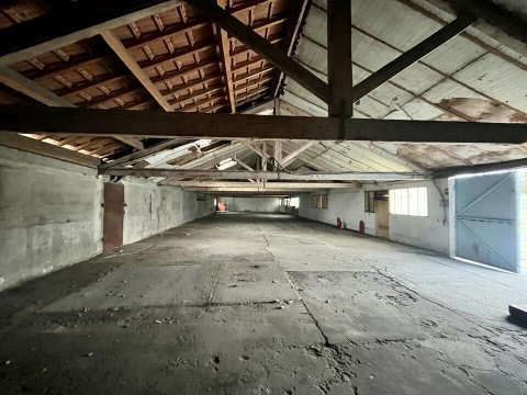 Vente Local d'activité / Entrepôt, 900 m2 au calme, à Fontvieille (13990) en France