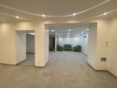 Vente Local commercial , 79 m2 à Nîmes (30000) en France
