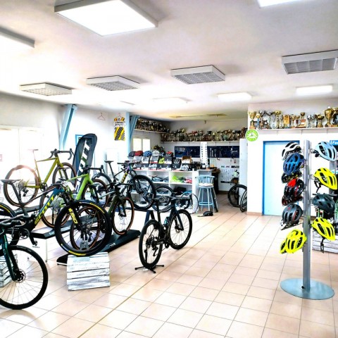 Vente Station service, Station de lavage, Pièces détachées, Accessoire, 197 m2 sur un axe fréquenté, à Galgon (33133)