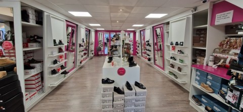 Vente Chaussures pour homme et femme dans une rue piétonne, à Issoire (63500)