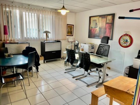 Vente Bureaux / Locaux professionnels, 760 pi2 à Avignon (84000) en France
