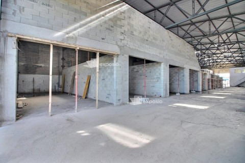 Vente Murs commerciaux, 69 m2 dans une zone commerciale, à Orange (84100) en France