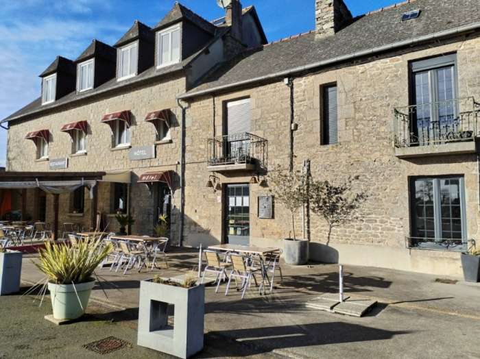 Vente Hôtel restaurant de 13 chambres avec salle de séminaire et parking à 23 km de la mer, à Dinan (22100)