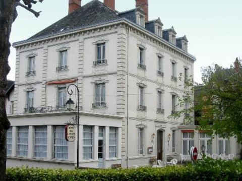 Vente Hôtel restaurant, Résidence de tourisme 2* d'environ 15 chambres avec terrasse dans une zone touristique, à Bourbon-l'Archambault (03160)