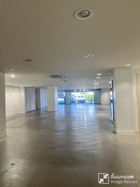 Vente Local de 338 m2 idéal pour commerce de détail non alimentaire dans une zone commerciale dynamique, à Villeneuve-Loubet (06270)