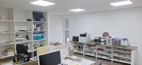 Vente Local d'activité / Entrepôt, 450 m2 dans une zone d'activité, à Questembert (56230)