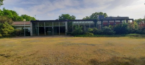 Vente Ancien hôtel-restaurant de 2178 m2 offrant différentes possibilités dans une zone touristique, proche de La Rochelle (17000)