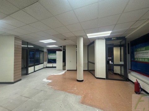 Vente Murs commerciaux, 1190 pi2 sur un axe passant, à Chambéry (73000) en France