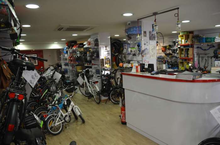 Vente Réparation, vente de cycles et accessoires dans une zone commerçante active, à Cachan (94230)