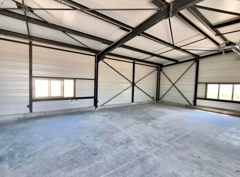 Vente Bâtiment de 116 m2 pour différentes activités dans une zone d'activité en plein essor, à Saint-Savinien (17350) en France