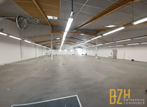 Vente Local commercial de 8080 pi2 à Lorient sur un axe fréquenté (56100) en France