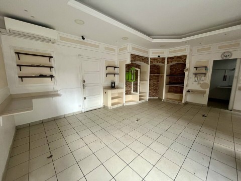 Vente Local commercial idéal pour Traiteur, Boulangerie, Restauration rapide dans un quartier dynamique et passant d'Arles (13200) en France