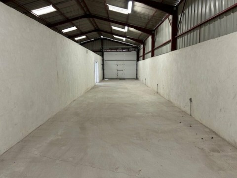 Vente Local commercial , 350 m2 dans une zone d'activité, à Plan-d'Orgon (13750)