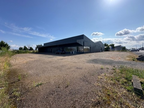 Vente Local commercial de 975 m2 pour plusieurs activités dans une zone dynamique, à Vitry-en-Charollais (71600)