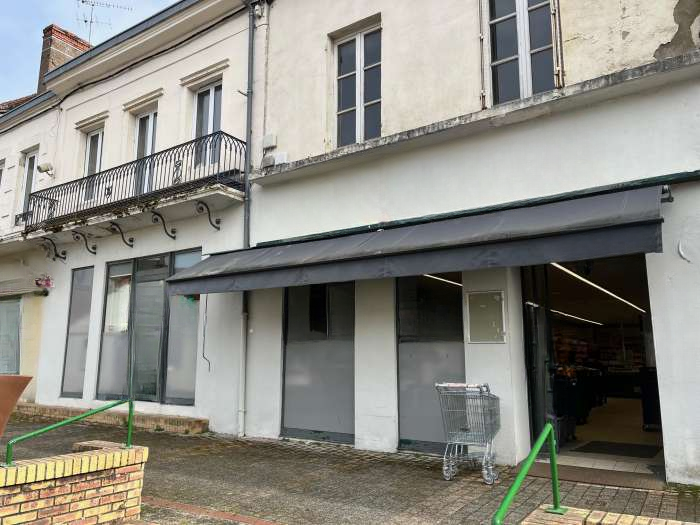 Vente Commerce alimentaire sous enseigne franchisée dans l'Allier, entre Montluçon et Moulins, à Montmarault (03390) en France