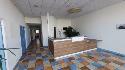 Vente Local d'activité / Entrepôt, 520 m2 dans une zone d'activité, à Laval (53000) en France