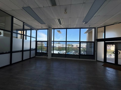 Vente Bureaux / Locaux professionnels, 425 m2 à Gémenos (13420)