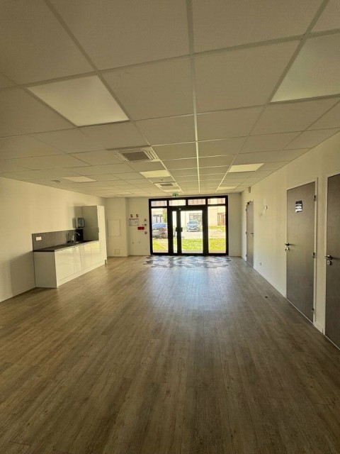 Vente Bureaux / Locaux professionnels, 642 m2 à Gémenos (13420)