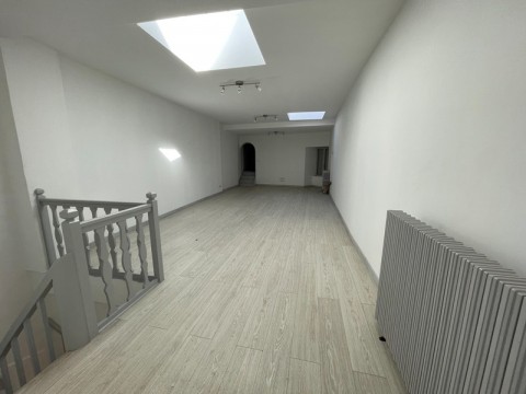 Vente Local commercial avec appartement de 2160 pi2 dans le centre ville, à Chauffailles (71170) en France