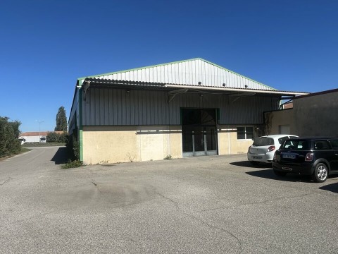 Vente Local commercial de 650 m2 dans une zone artisanale, à Graveson (13690) en France