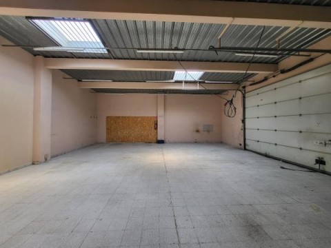 Vente Local d'activité / Entrepôt, 3940 pi2 à Avignon (84000) en France