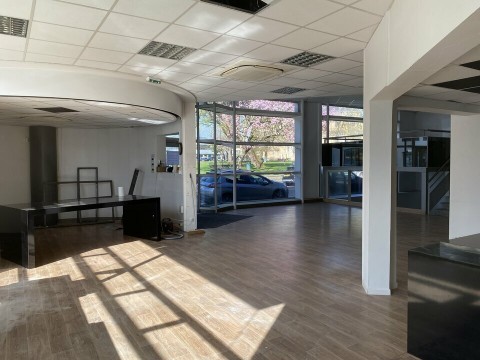 Vente Grand local commercial de 3130 pi2 dans le centre ville de Dax (40100) en France