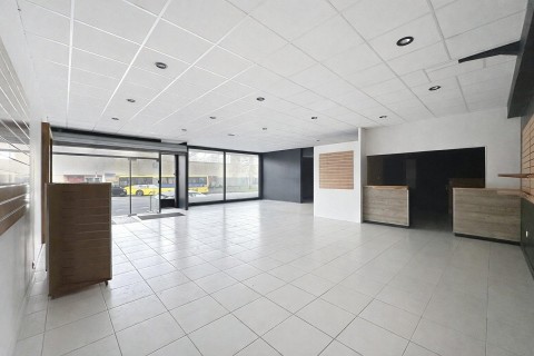 Vente Local commercial de 2630 pi2 à Cholet (49280) en France