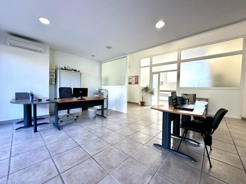 Vente Local commercial de 72 m2 dans une zone dynamique, à Arles (13200) en France