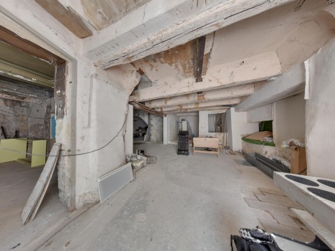 Vente Murs commerciaux, 136 m2 dans une zone piétonne, à Montélimar (26200) en France