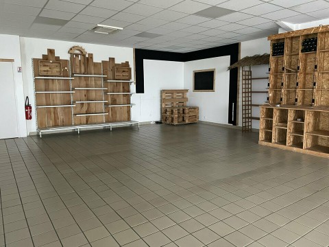 Vente Local de 500 m2 pour une activité commerciale ou professionnelle sur un axe passant, à Vallet (44330) en France