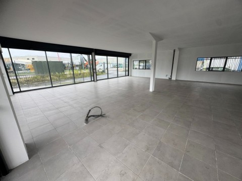 Vente Plateau lumineux de 340 m2 dans une zone d'activité, à Matoury (97351)