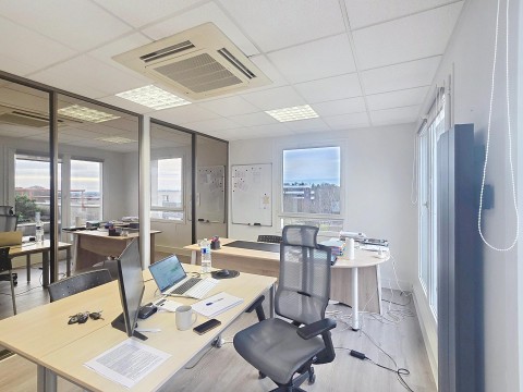 Vente Bureaux / Locaux professionnels, 910 pi2 dans un quartier tertiaire et résidentiel, à Dijon (21000) en France