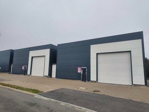 Vente Local de 300 m2 pour du stockage ou une petite activité artisanale dans une zone d'activité, à Tatinghem (62500)