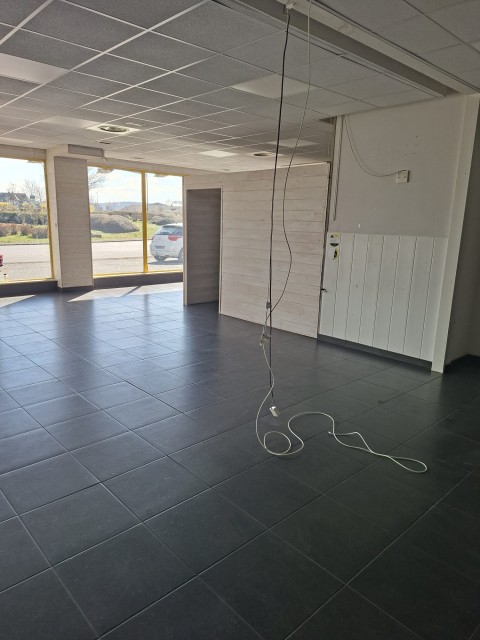 Vente Local de 150 m2 pour nombreuses activités commerciales ou artisanales dans une zone commerciale, à Saint-Flour (15100)